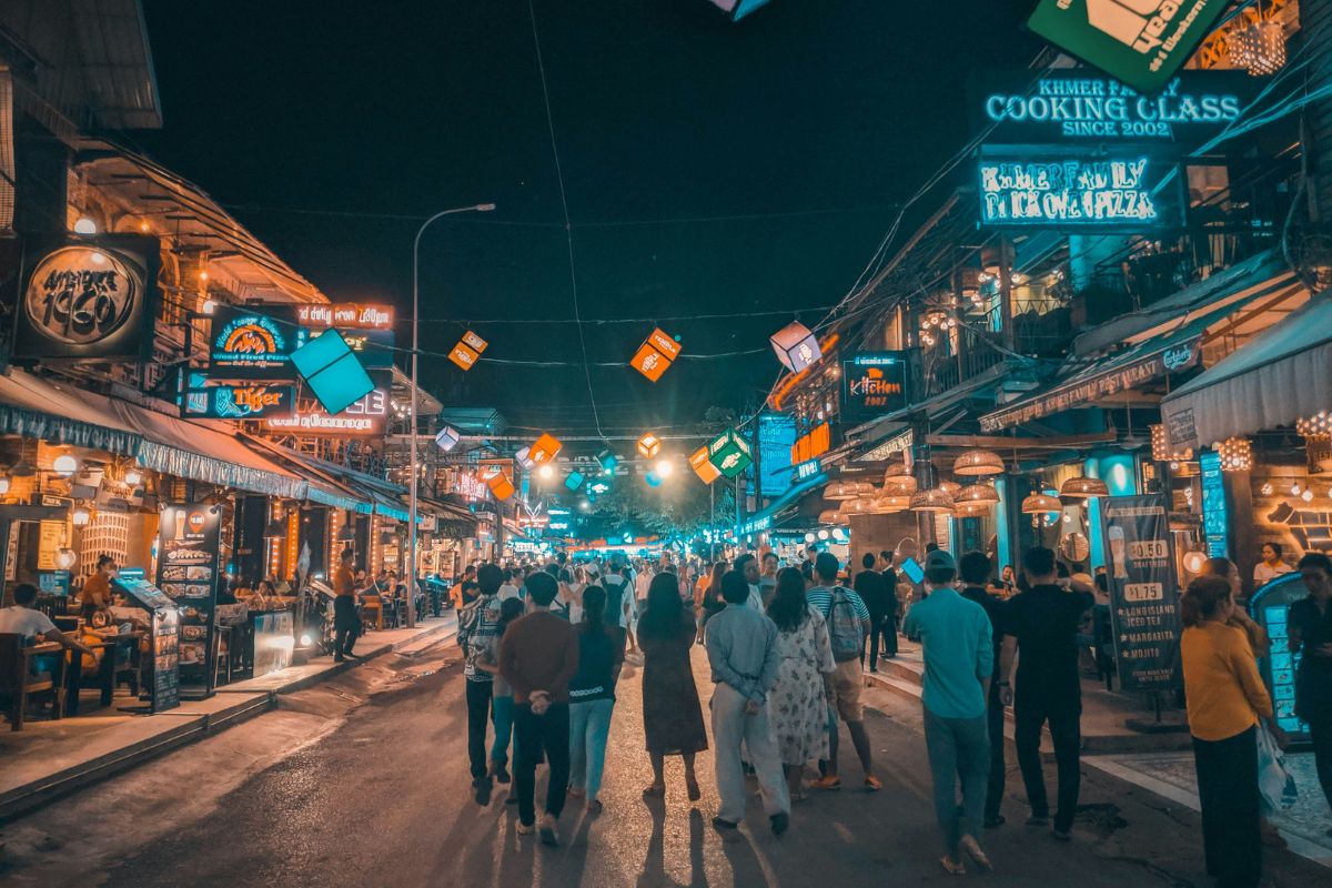 Movimento noturno na Pub Street, Siem Reap, Camboja