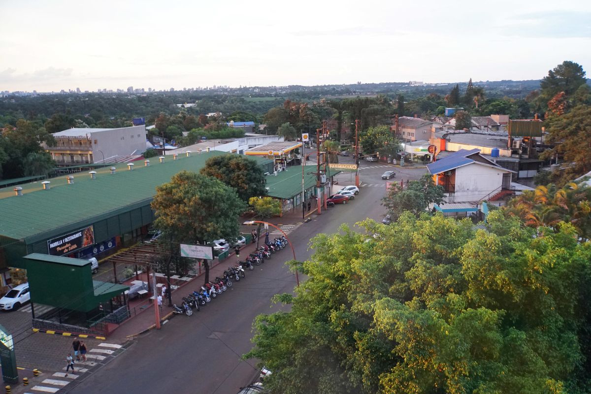 Ruas do centro de Puerto Iguazu, na Argentina
