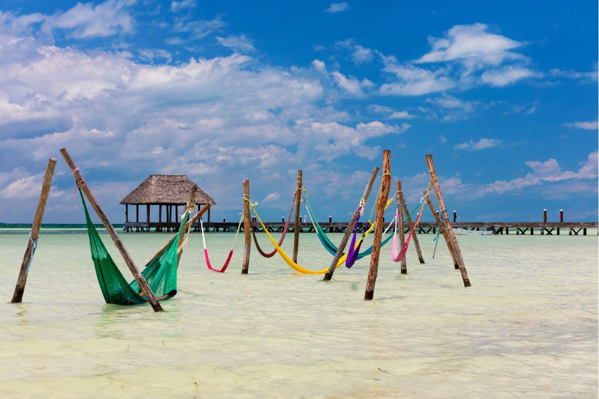 Redes na praia de Punta Cocos, em Holbox