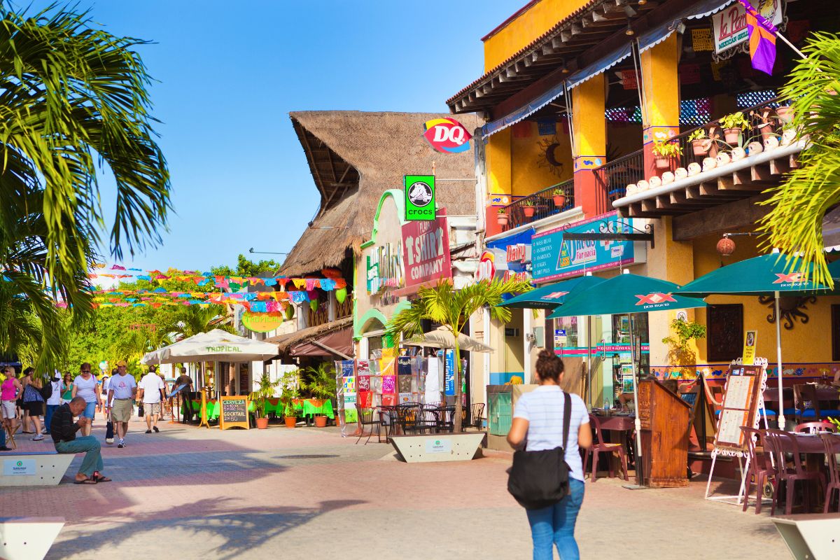 Rua peatonal de Playa del Carmen com lojas e restaurantes