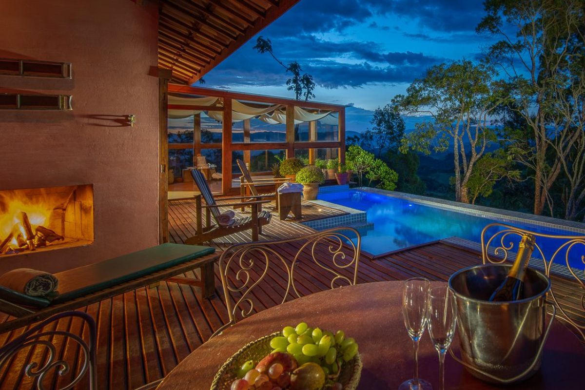 Piscina de hotel em Santo Antônio do Pinhal ao anoitecer