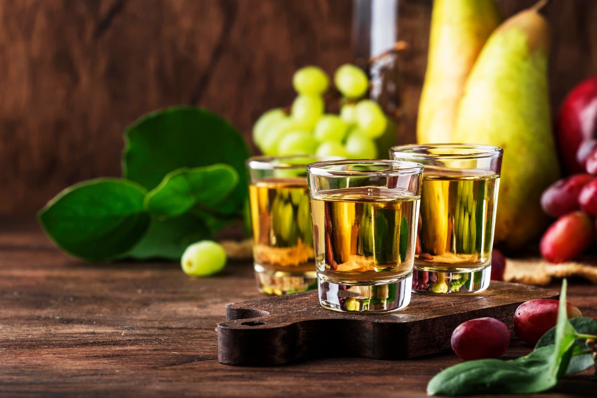 Copos com Rakija, bebida típica da Sérvia