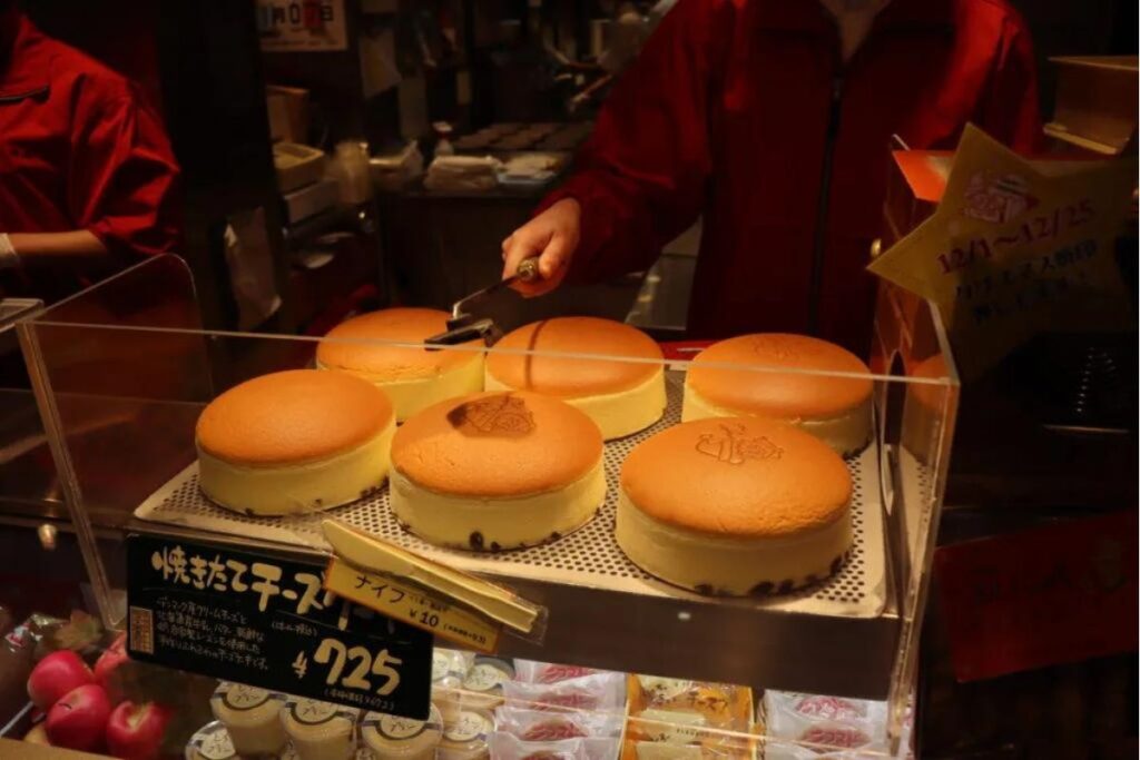 Finalização do cheesecake de Osaka na famosa confeitaria Rikuro's Namba