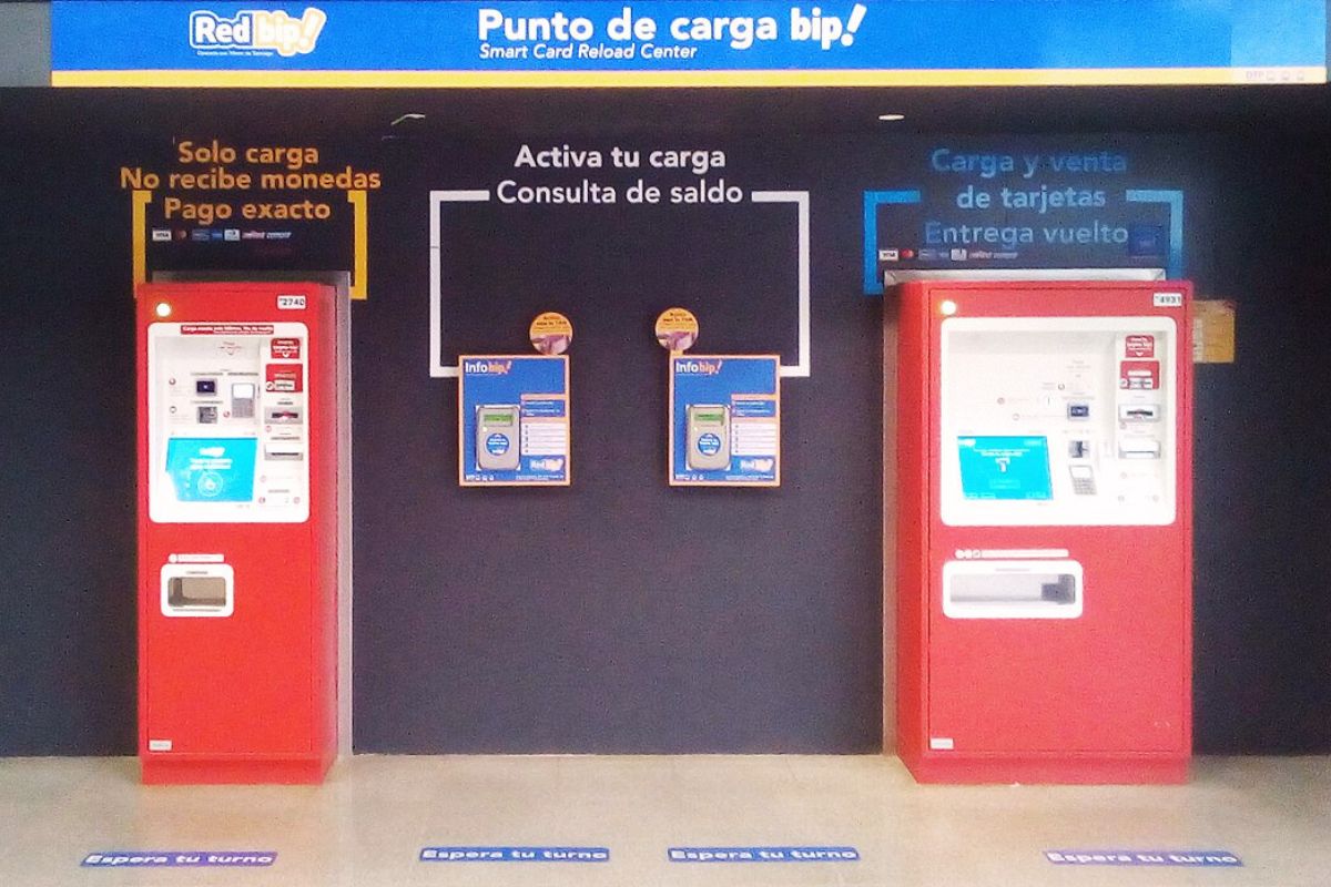Máquinas de autoatendimento no metrô em Santiago para compra e recarga do cartão Bip!