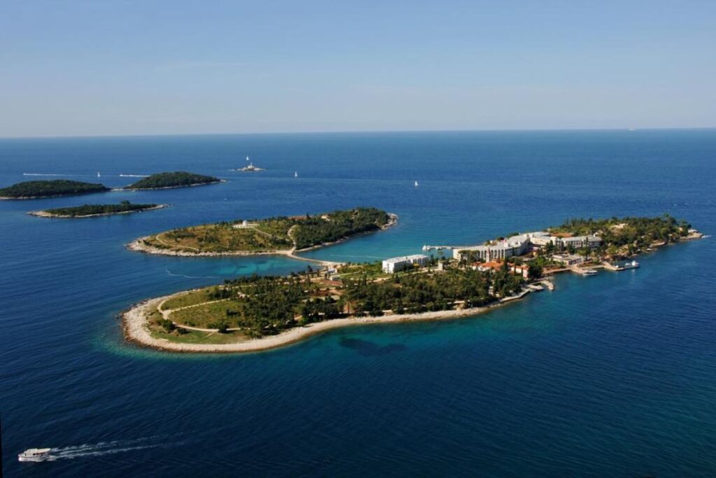Foto panorâmica da Ilha Vermelha, na Croácia