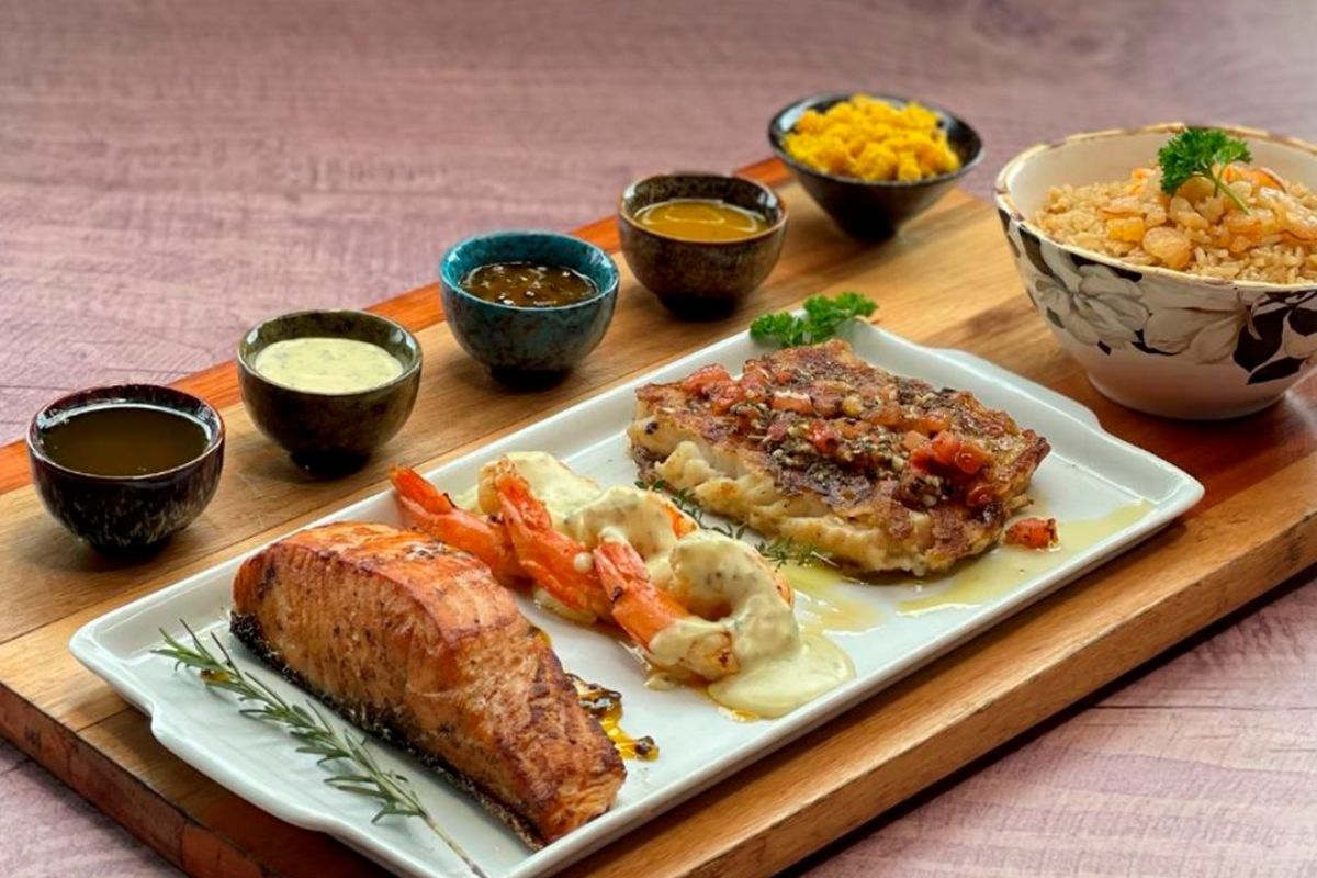 Prato de restaurante com peixes e frutos do mar