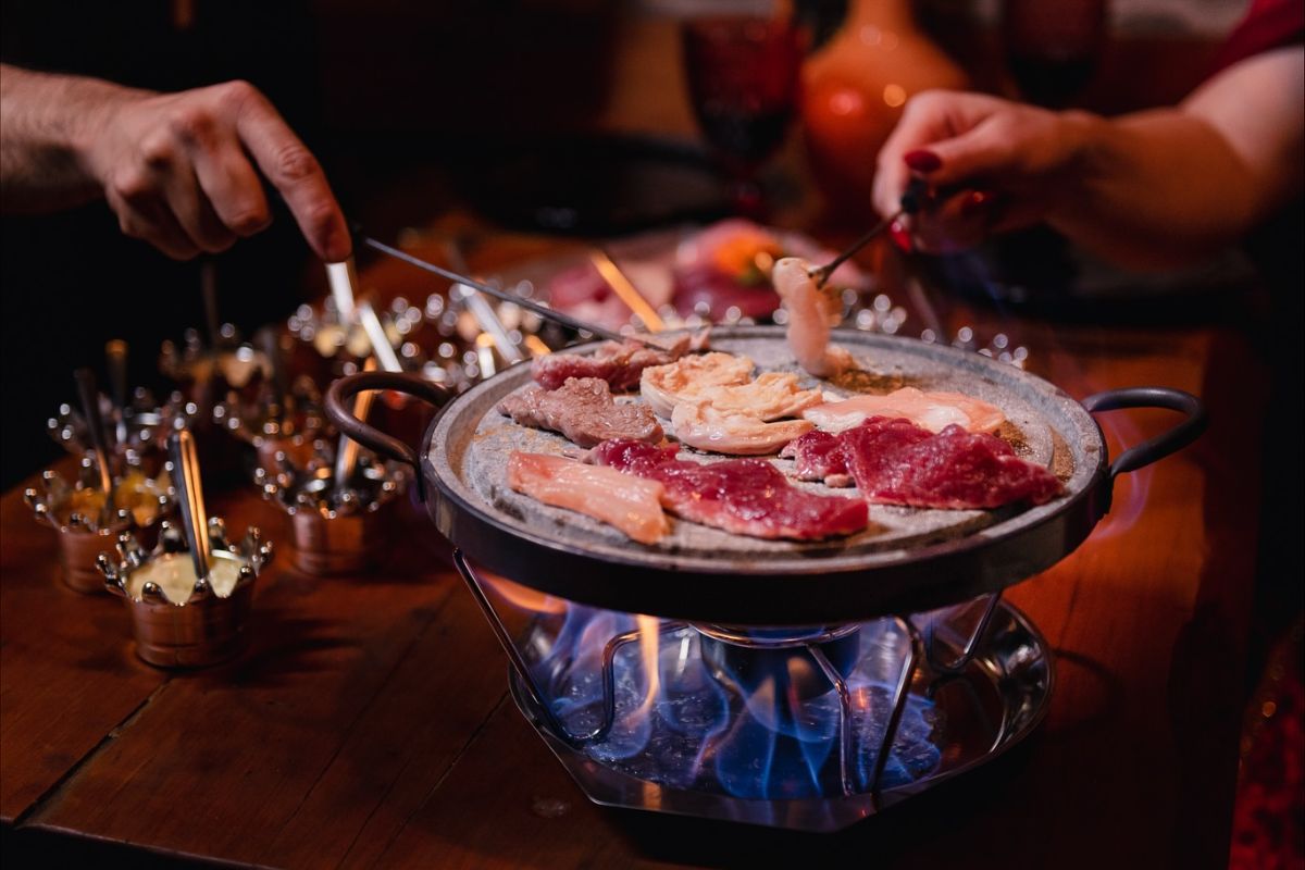 Preparo de fondue em restaurante de Gramado e Canela