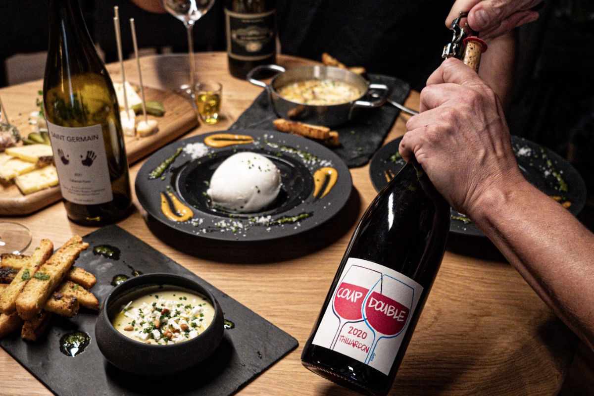 Vinhos e petiscos em restaurante de Chambéry