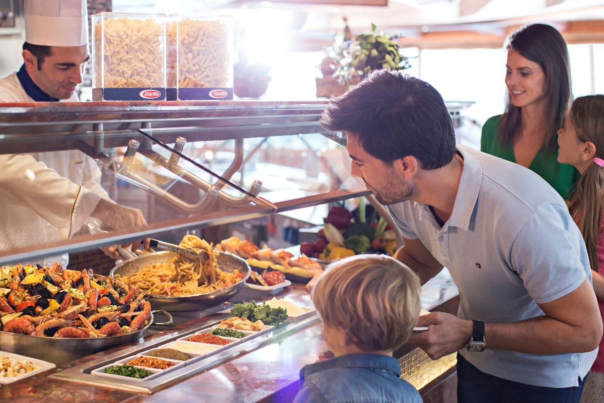 Pessoas se servindo no restaurante buffet do Costa Diadema