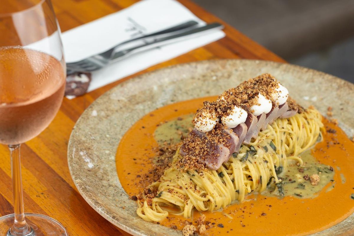 Prato de comida de restaurante da cidade de Santos