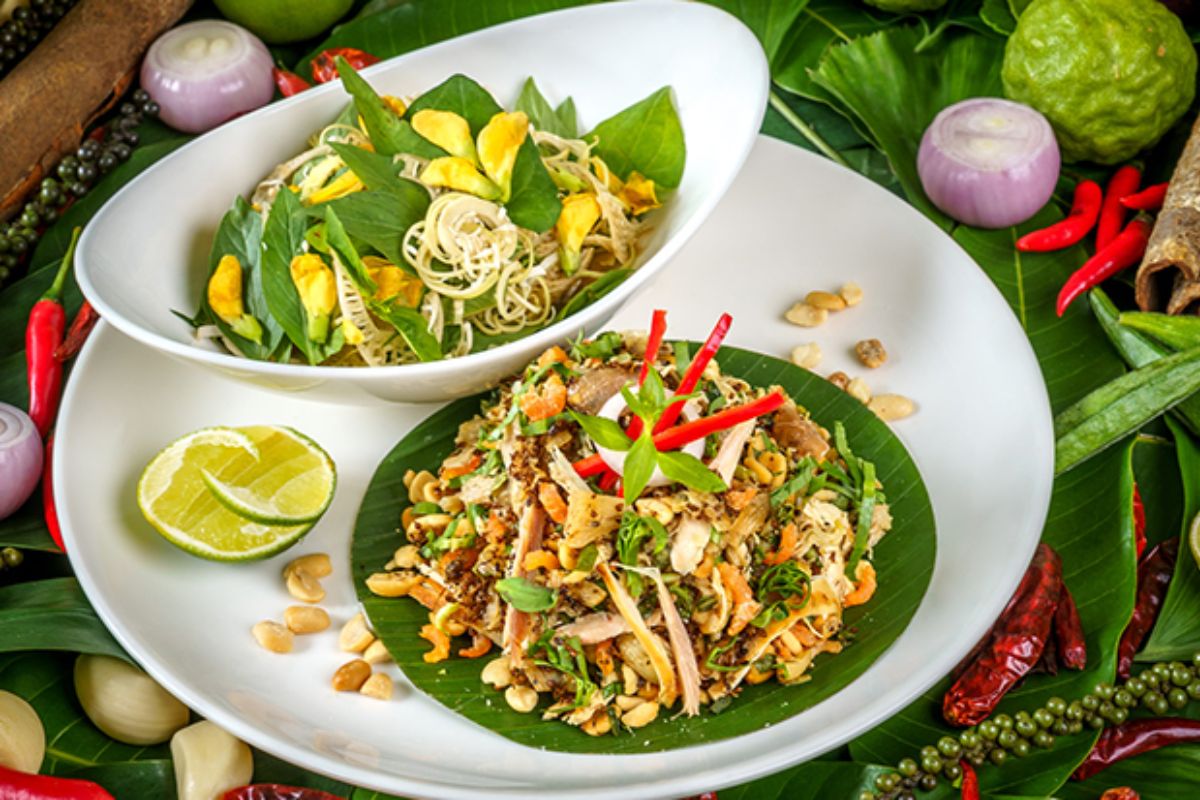 Prato de comida típica cambojana em restaurante de Siem Reap
