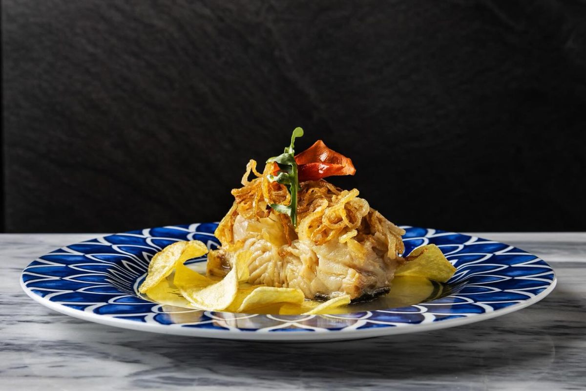 Prato de bacalhau de restaurante de Viseu, Portugal