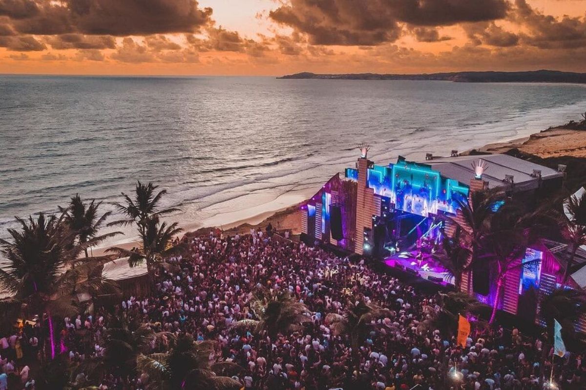 Foto aérea da festa à beira mar de Réveillon em Pipa