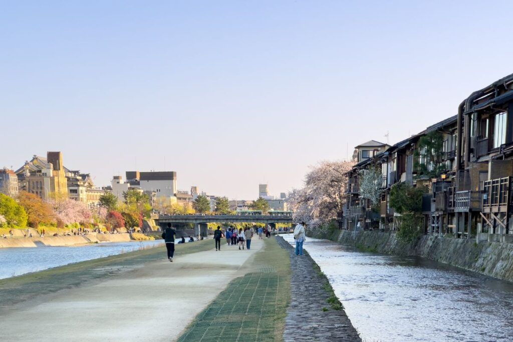 Final de tarde nas margens do Rio Kamo, em Quioto