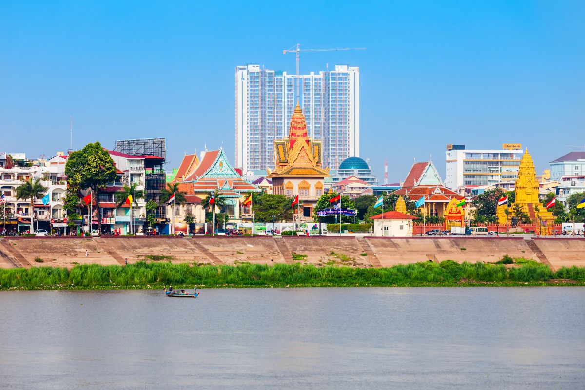 Horizonte do calçadão à beira-rio de Phnom Penh