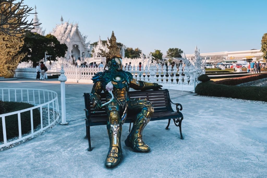 Escultura de robô no White Temple de Chiang Rai
