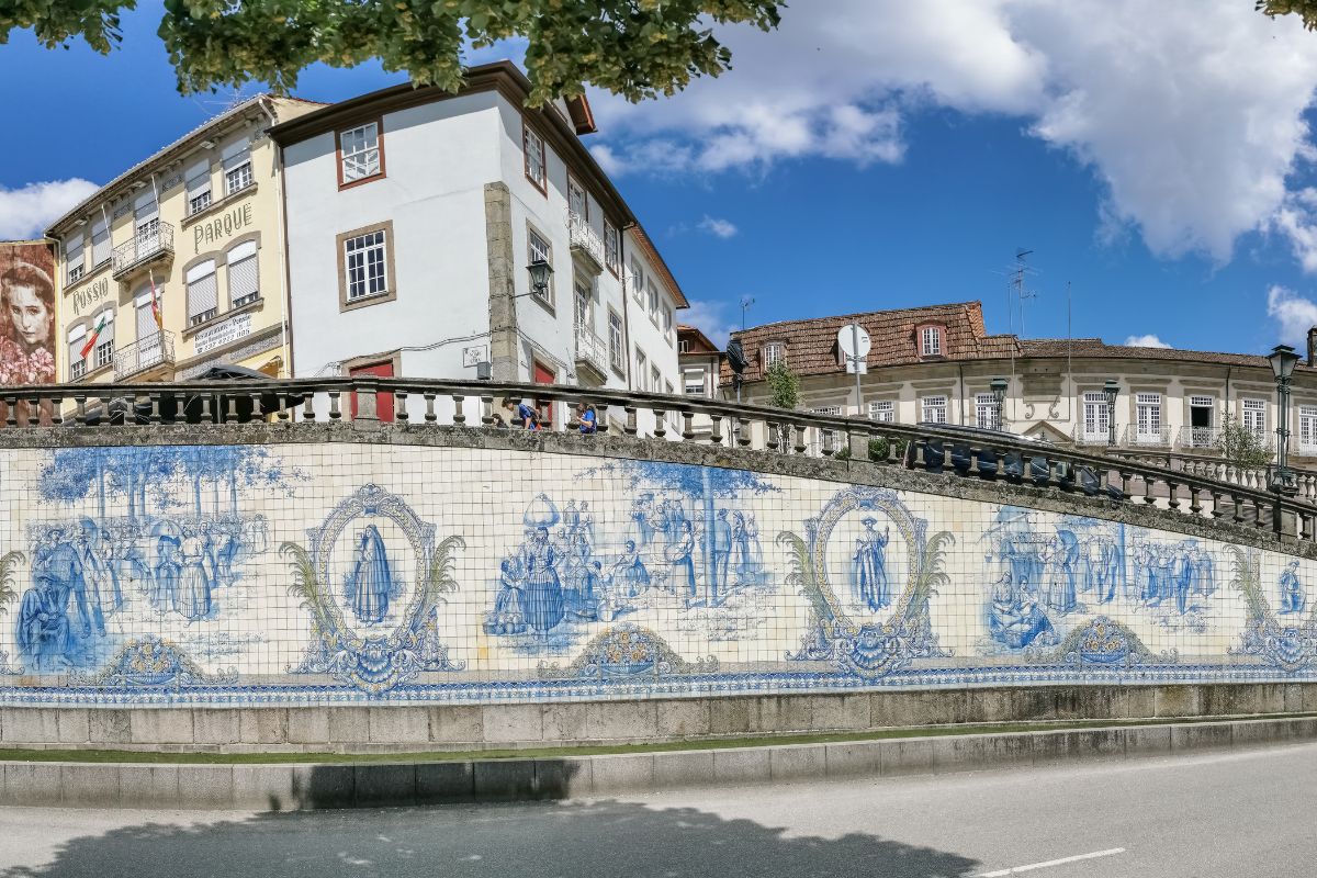 Mural de azulejos no Rossio, em Viseu