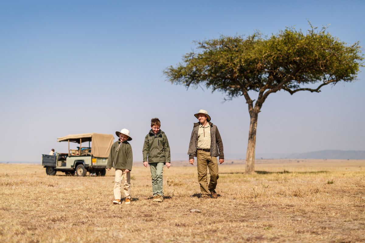 Turistas caminhando em savana na África durante um safári