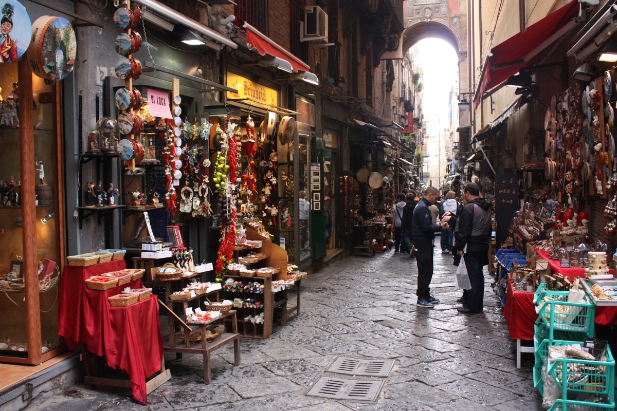 Lojas de artesanatos na Via S. Gregorio Armeno, no centro histórico de Nápoles