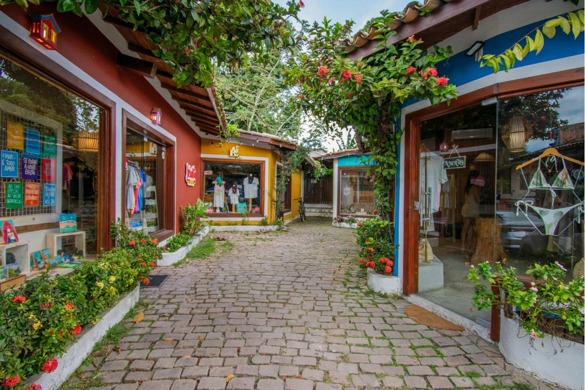 Lojas no centro de Arraial d'Ajuda, na Bahia