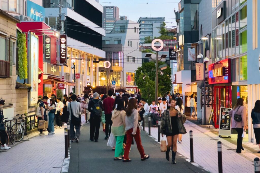 Pequena rua comercial nos arredores da Avenida Omotesando, em Harajuku