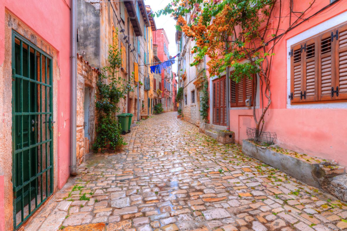 Rua no centro antigo de Rovinj, Croácia