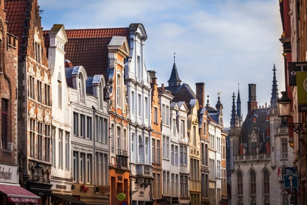 Vista da Rua Steenstraat, em Bruges.
