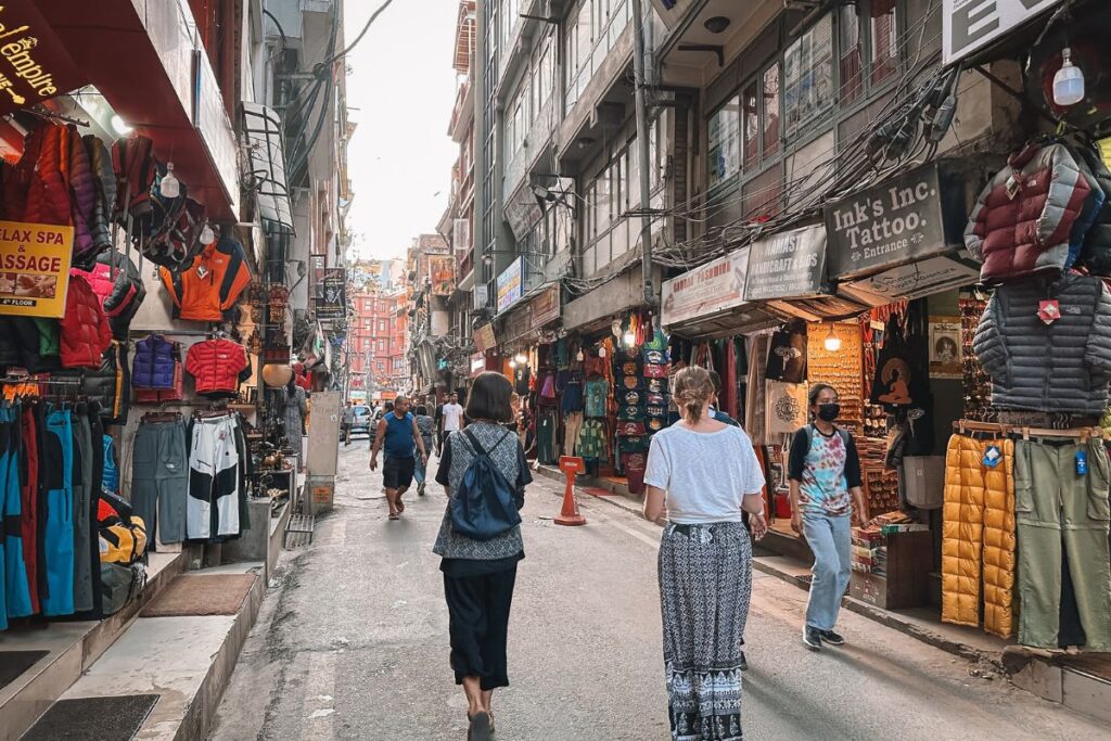 Rua comercial no centro do bairro Thamel, em Kathmandu