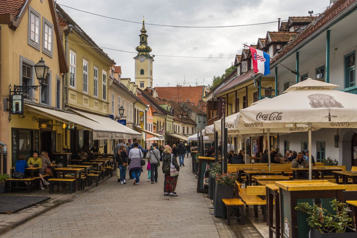 Pessoas caminhando na Rua Tkalčićeva, em Zagreb
