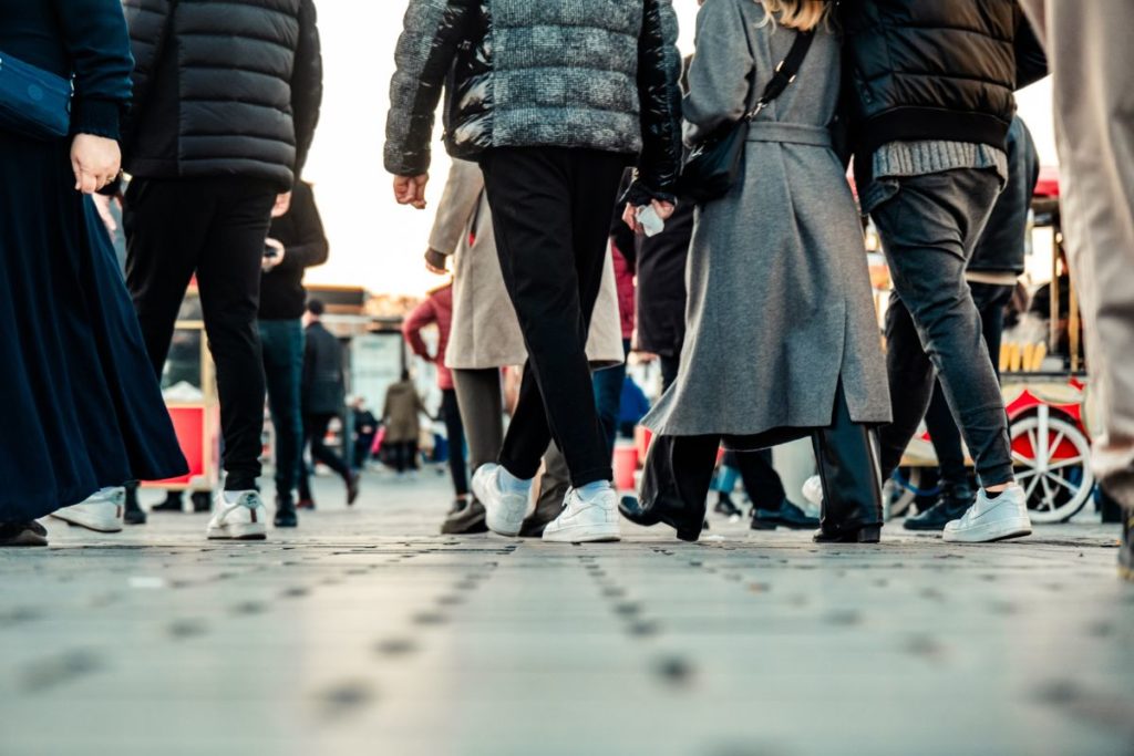 Pessoas caminhando pelas ruas da Turquia