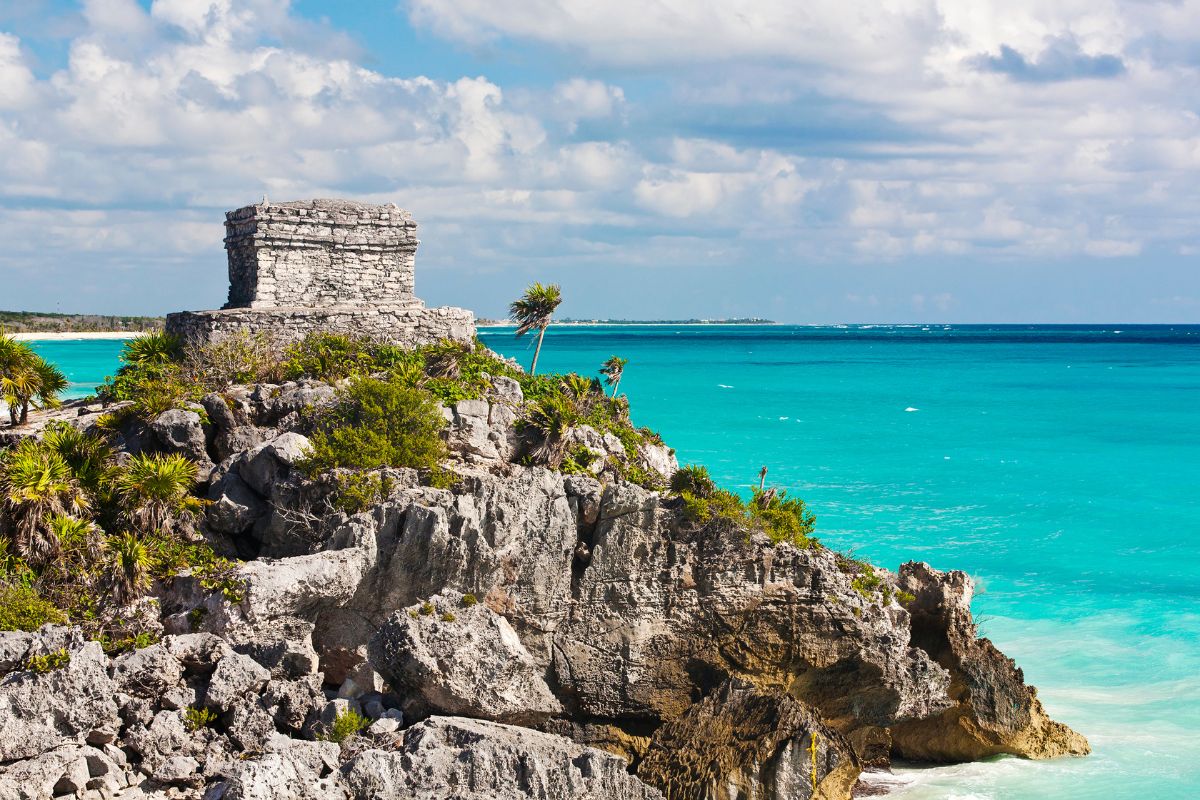 Ruínas Maias de Tulum à beira de uma falésia