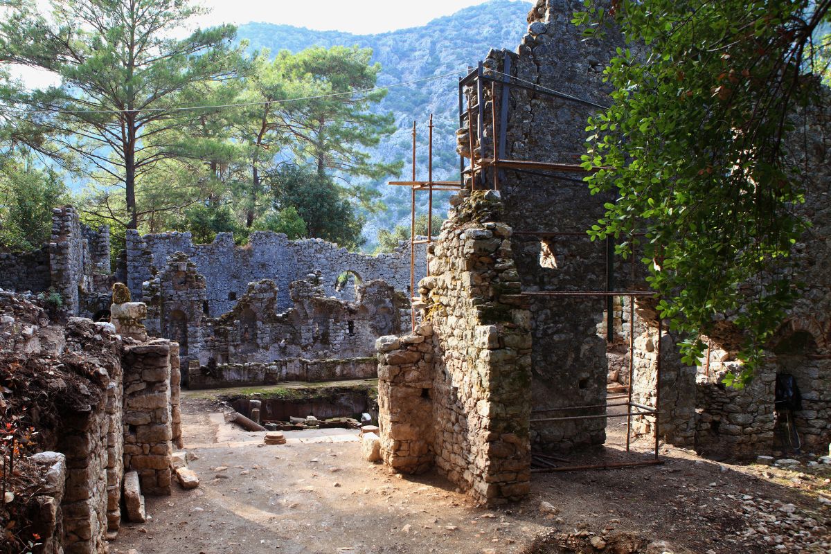 Ruínas de uma antiga civilização em meio à natureza em que é posível ver resquícios do que um dia foi uma construção deita em pedras