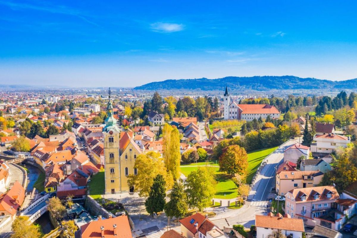 Imagem panorâmica de Samobor, na Croácia