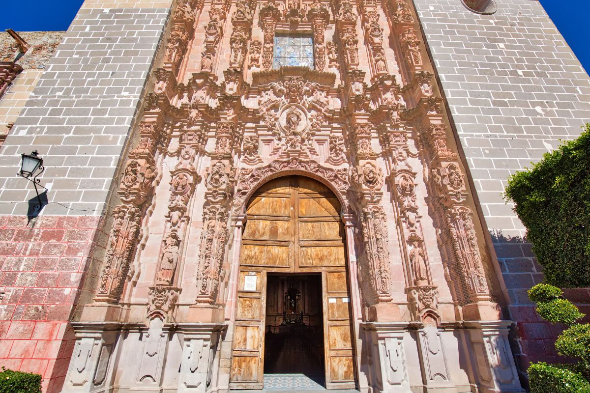 Detalhes da fachada do Templo de San Francisco, México