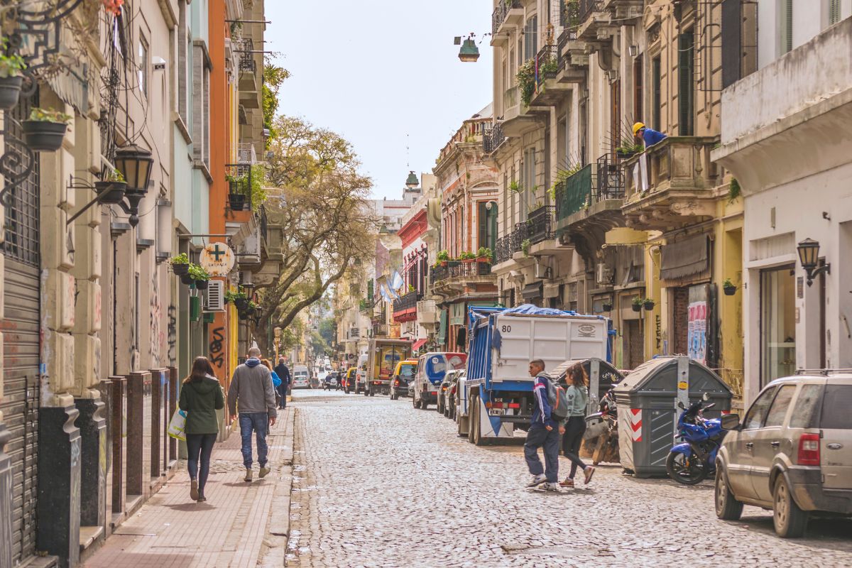 Pessoas caminhando no bairro de San Telmo, em Buenos Aires