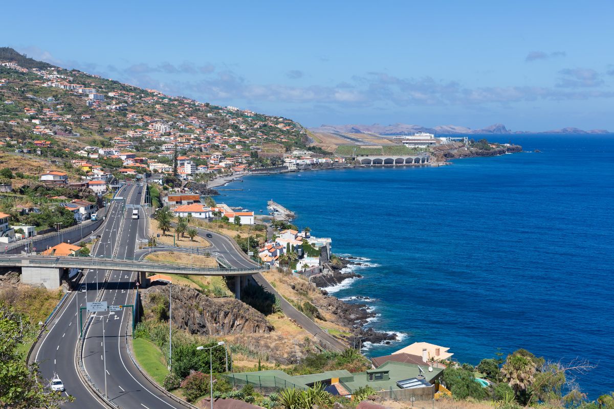 Imagem panorâmica de Santa Cruz, na Ilha da Madeira