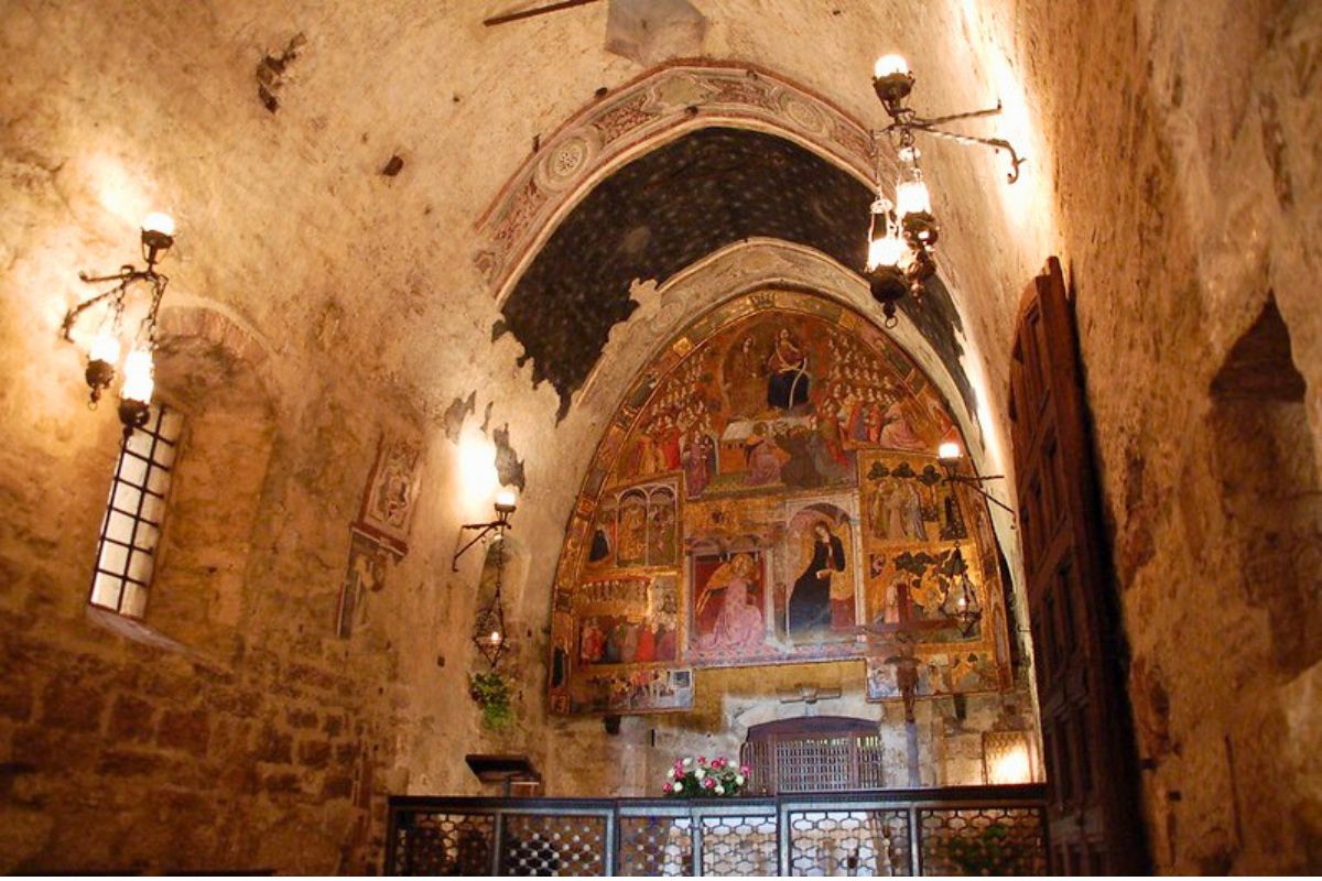 Interior da Capela Porziuncola na Basilica di Santa Maria degli Angeli
