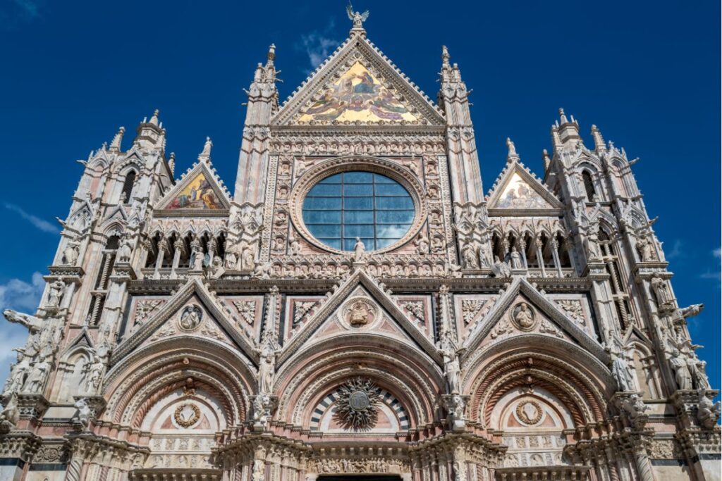 Fachada do complexo de museus Santa Maria della Scala em Siena