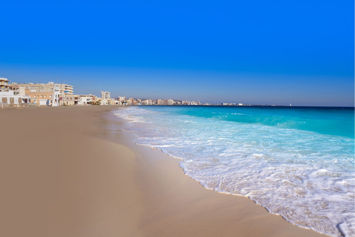 Praia em Santa Pola, na Costa Blanca, Espanha