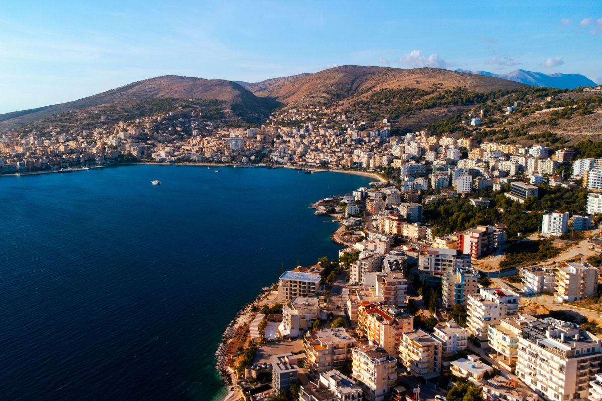 Imagem panorâmica de Saranda, Riviera Albanesa