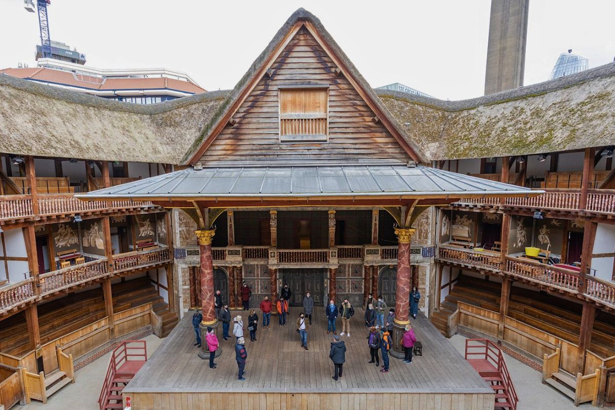 Palco de madeira do Shakespeares Globe Theatre, em Londres, durante uma visita guiada ao local. Ele é rodeado por uma plateia de três andares dispostas em varandas