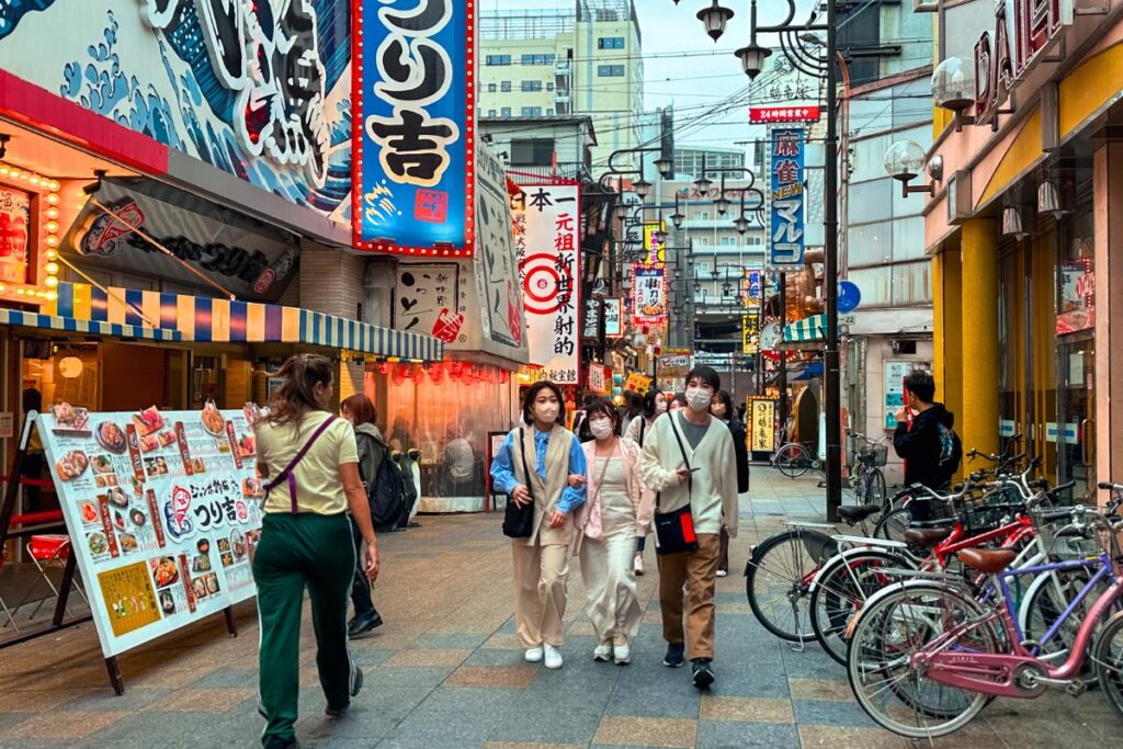 Rua fechada para pedestres no bairro vintage de Shinsekai, em Osaka