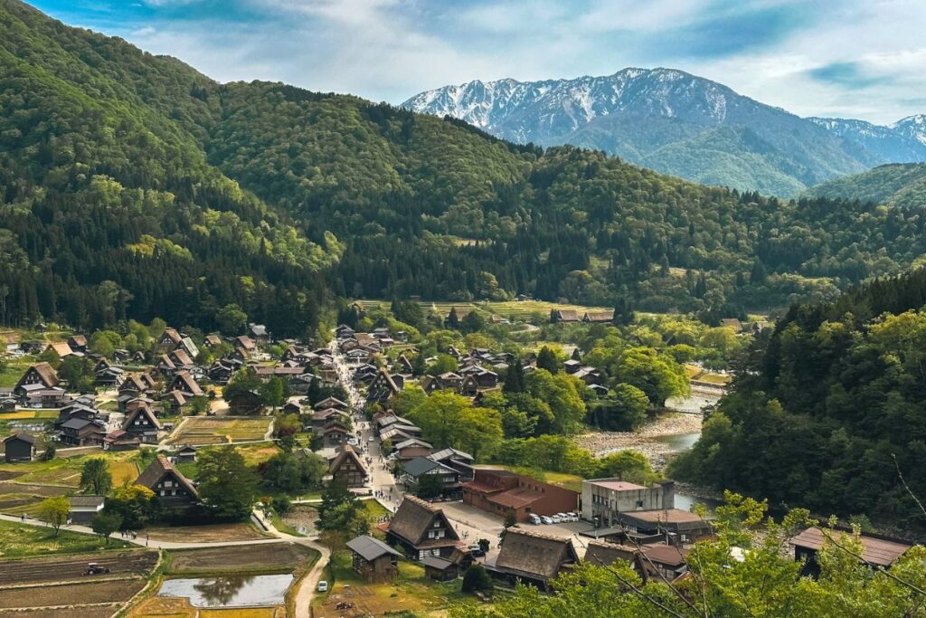 Vista panorâmica de Shirakawa-go, no Japão