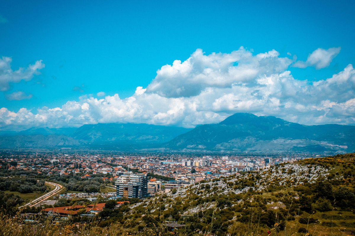Imagem panorâmica da cidade de Shkodër, na Albânia