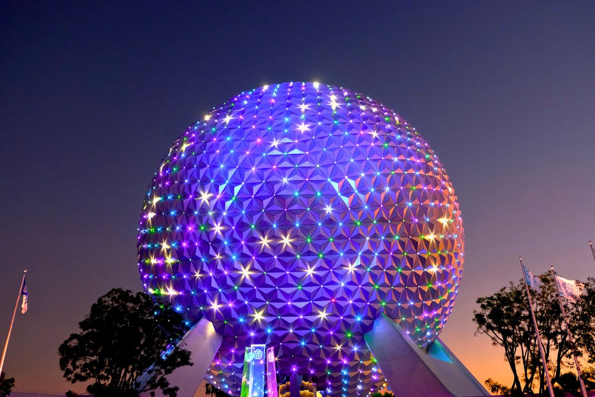 Globo símbolo do parque Epcot na Disney iluminado