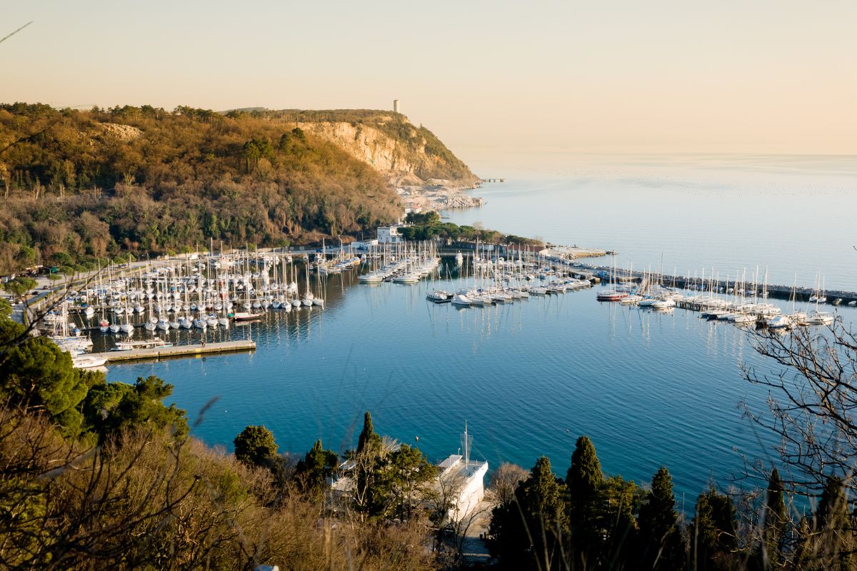 Baía de Sistiana vista de cima com pequeno porto