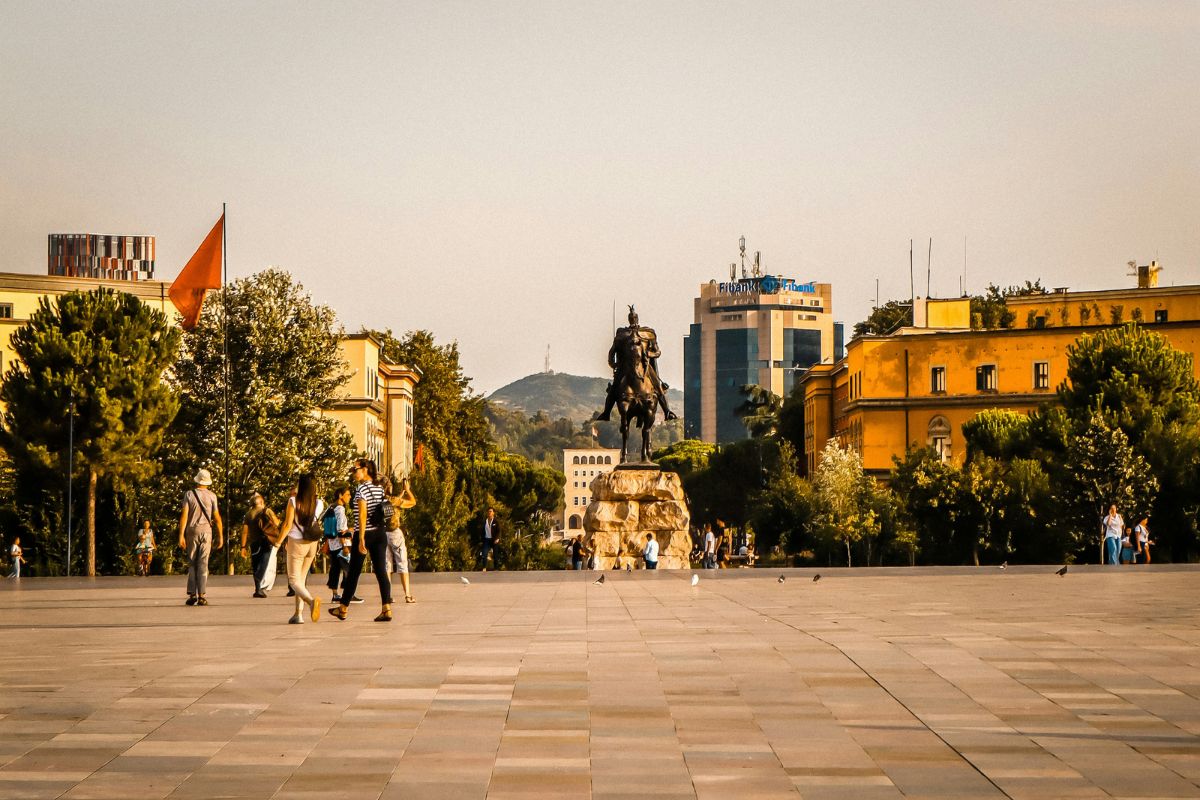 Praça do centro de Tirana, capital da Albânia