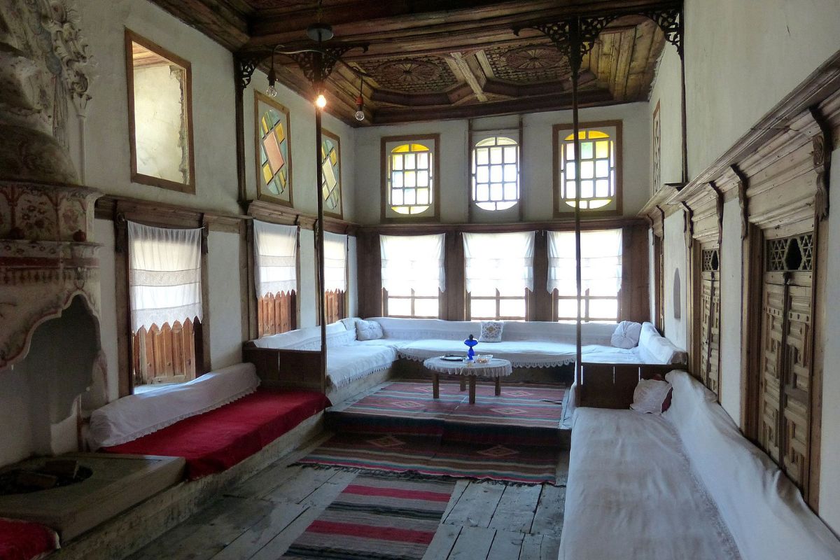 Sala da Skenduli House, em Gjirokastër, Albânia
