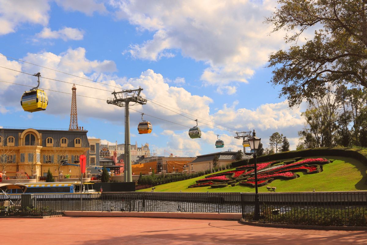 Teleférico da Disney chegando ao parque Epcot