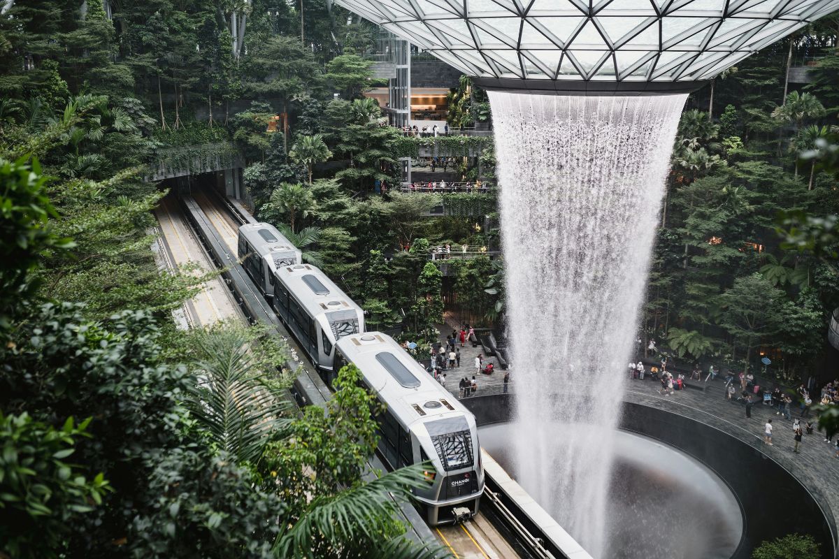 Skytrain passando pela cachoeira do Aeroporto de Singapura